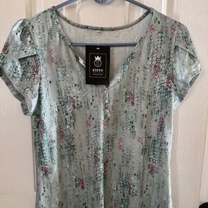Adorable Lt Green Top Size Small